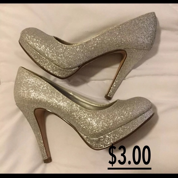 Shoes - Silver glitter shoes. Size 5.5🙈